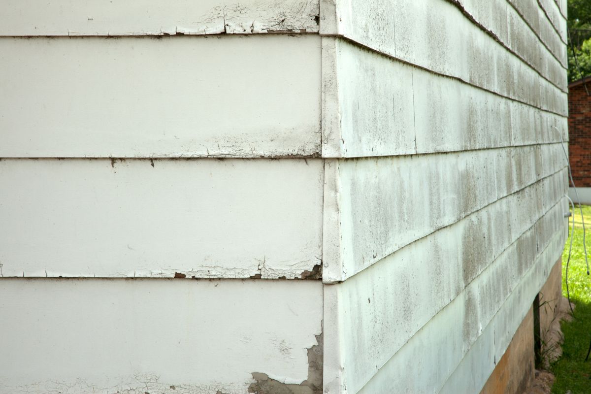 old white sidings close up