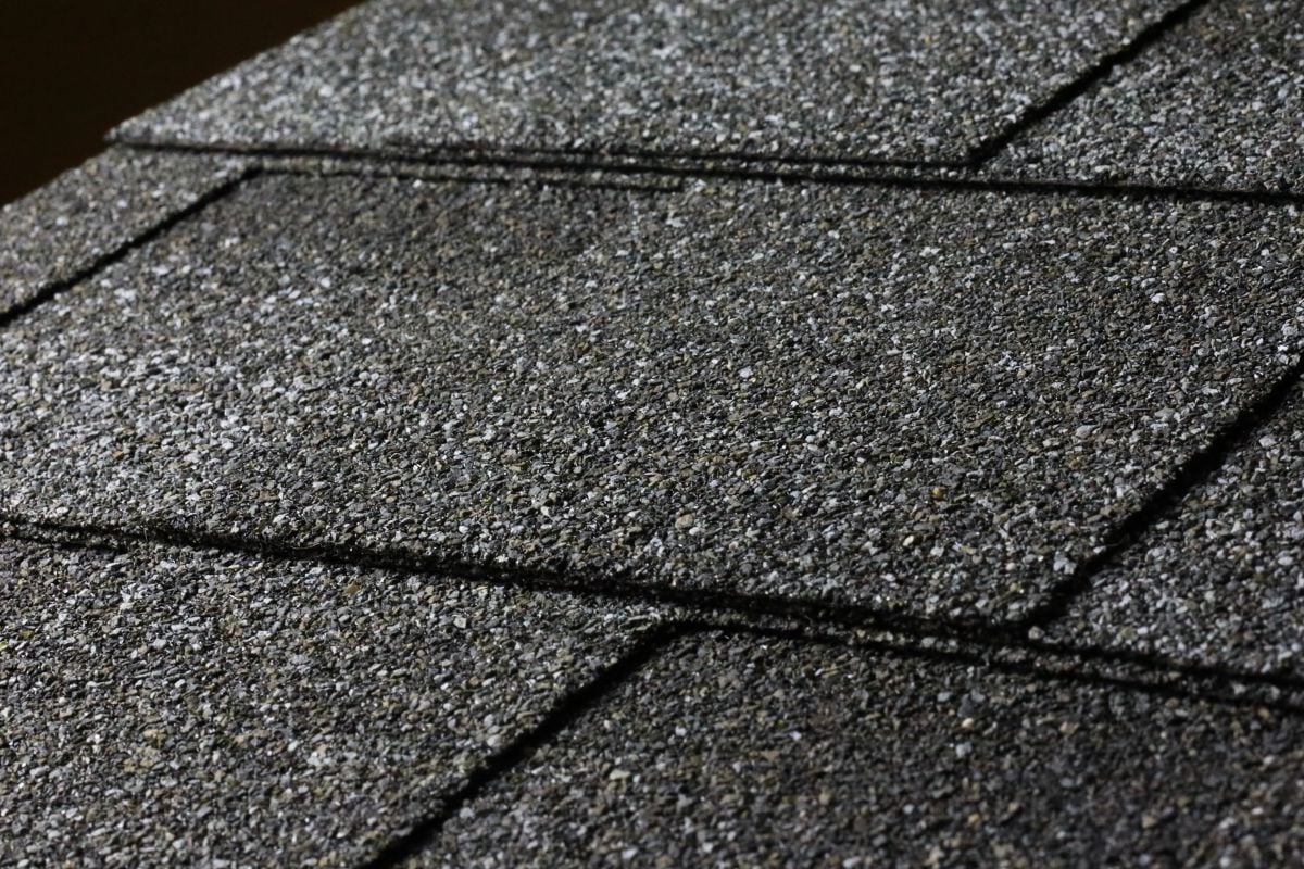 Roof tile of asphalt shingles